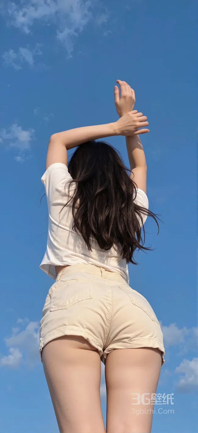 仰拍视角，蓝天白云下的短裤美女背影手机壁纸图片1