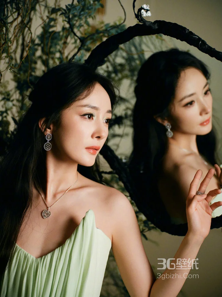 杨幂一袭浅绿色吊带开叉长裙，搭配精致项链首饰，尽显柔美性感6