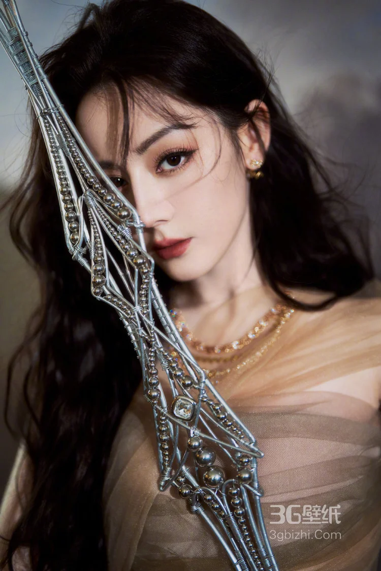 迪丽热巴手拿古老的拨弦乐器竖琴，造型优美艺术氛围感复古写真图片3