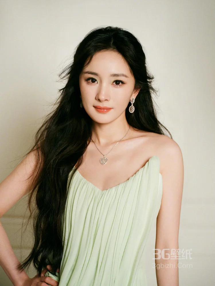 杨幂一袭浅绿色吊带开叉长裙，搭配精致项链首饰，尽显柔美性感4