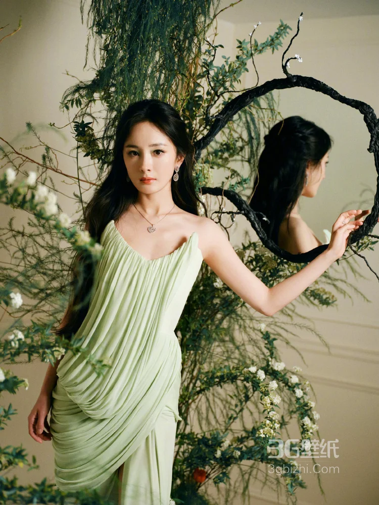 杨幂一袭浅绿色吊带开叉长裙，搭配精致项链首饰，尽显柔美性感2