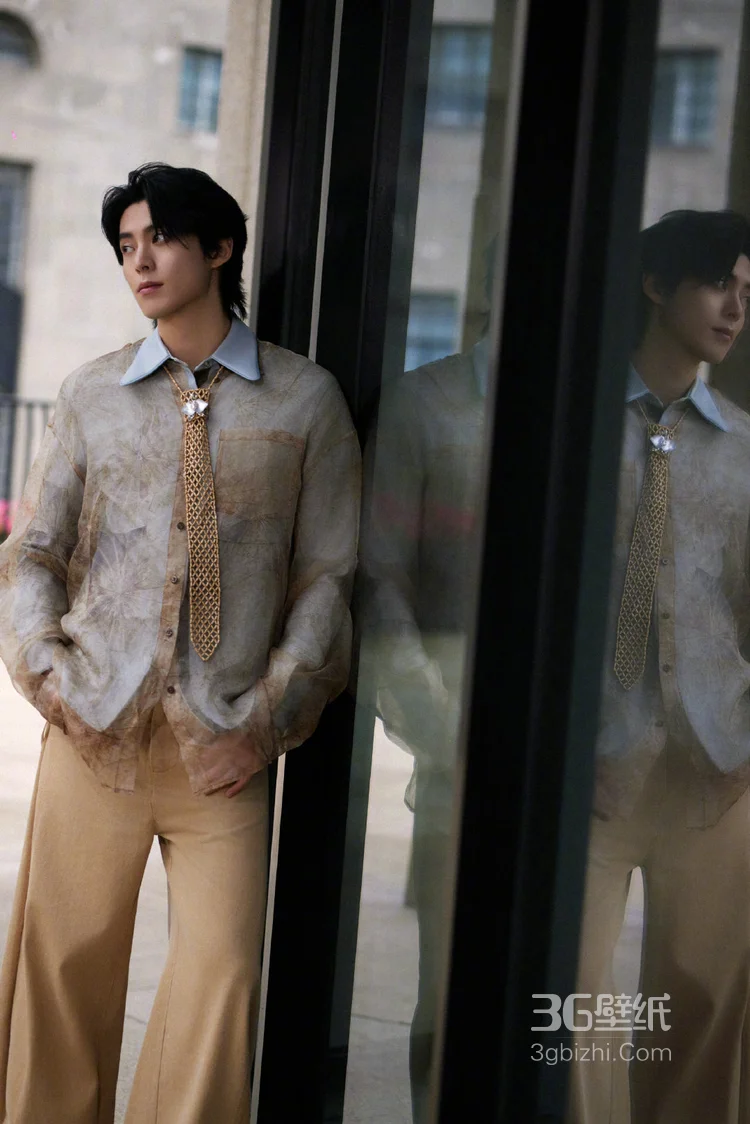  王鹤棣浅棕晕染衬衫复古优雅，清俊有型写真图片6