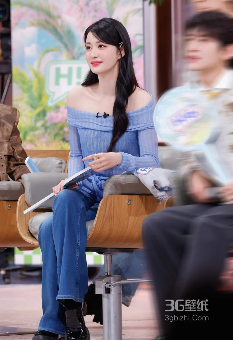 王楚然你好星期六清新甜美照，露肩长袖上衣 搭配蓝色牛仔裤，简约舒适，青春靓丽2