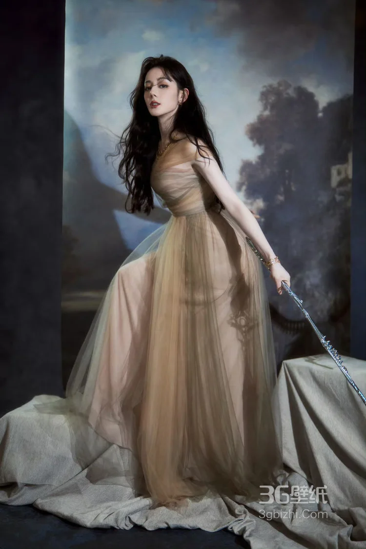 迪丽热巴手拿古老的拨弦乐器竖琴，造型优美艺术氛围感复古写真图片2