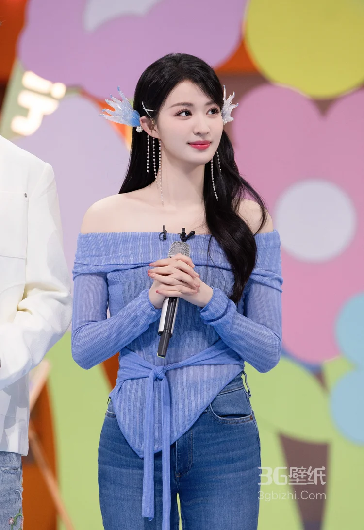 王楚然你好星期六清新甜美照，露肩长袖上衣 搭配蓝色牛仔裤，简约舒适，青春靓丽5