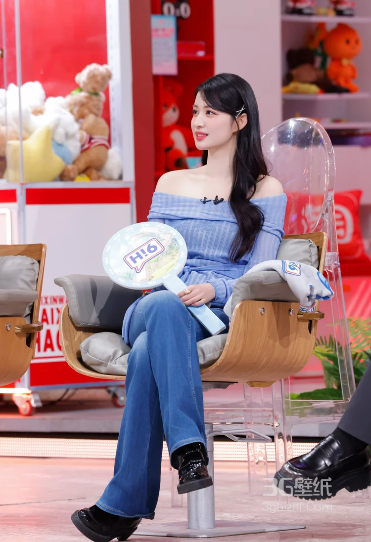 王楚然你好星期六清新甜美照，露肩长袖上衣 搭配蓝色牛仔裤，简约舒适，青春靓丽3