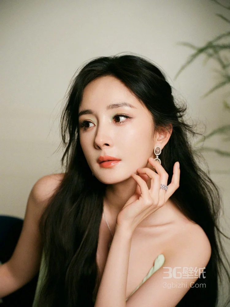 杨幂一袭浅绿色吊带开叉长裙,搭配精致项链首饰,尽显柔美性感8