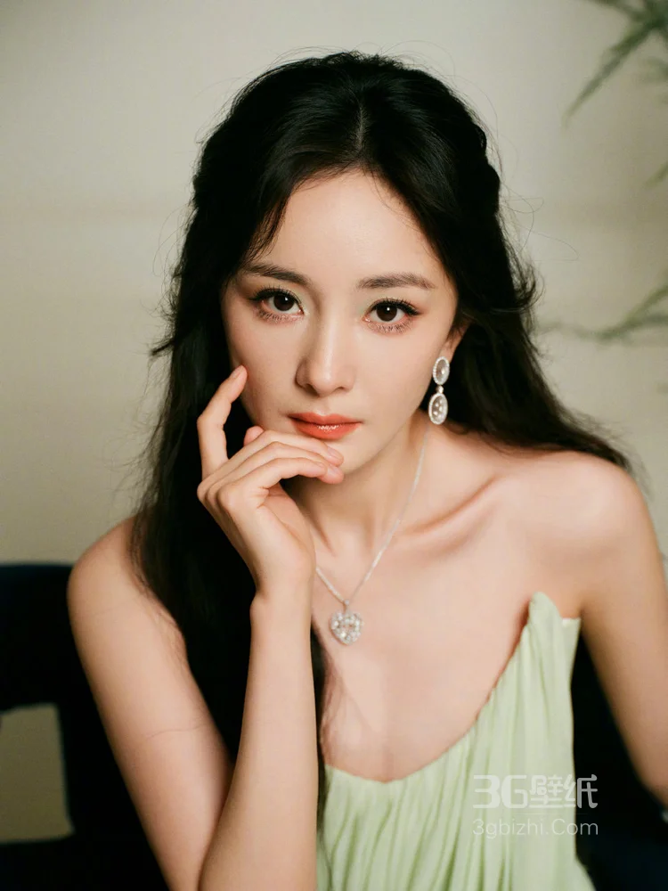 杨幂一袭浅绿色吊带开叉长裙，搭配精致项链首饰，尽显柔美性感10