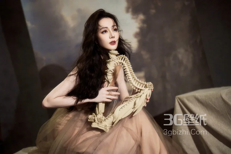 迪丽热巴手拿古老的拨弦乐器竖琴，造型优美艺术氛围感复古写真图片7