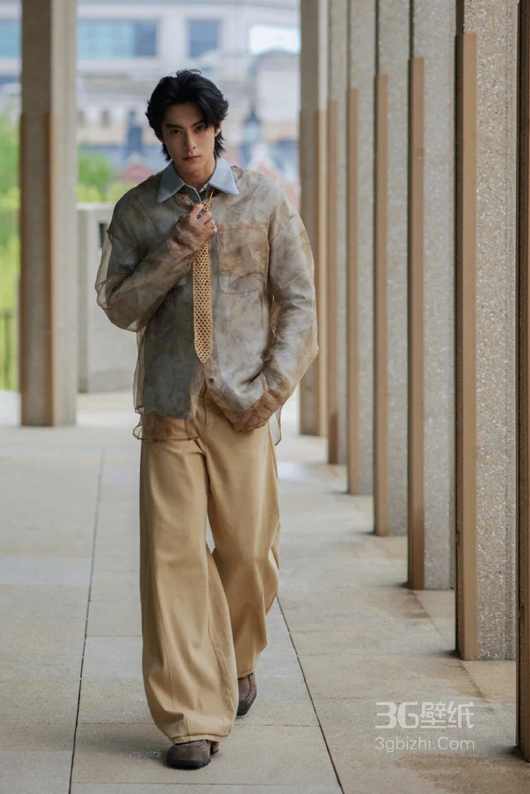  王鹤棣浅棕晕染衬衫复古优雅，清俊有型写真图片10