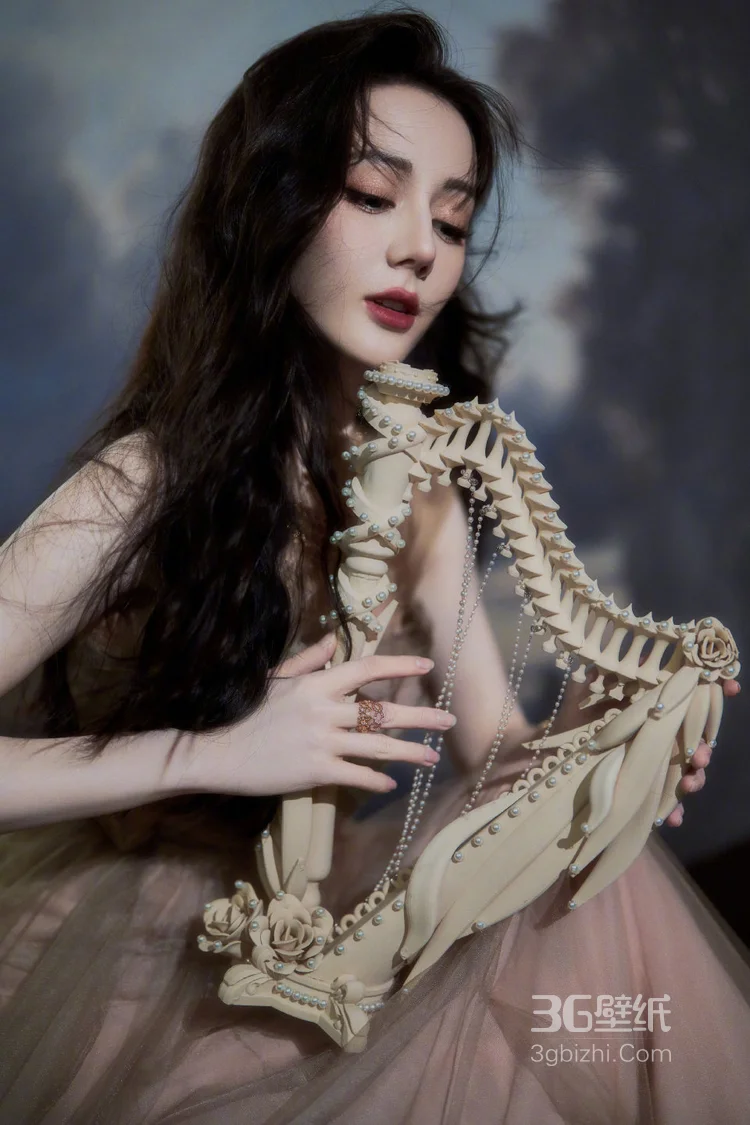 迪丽热巴手拿古老的拨弦乐器竖琴，造型优美艺术氛围感复古写真图片6