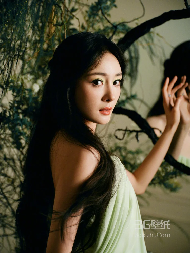 杨幂一袭浅绿色吊带开叉长裙，搭配精致项链首饰，尽显柔美性感11