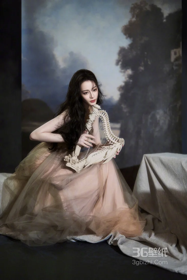 迪丽热巴手拿古老的拨弦乐器竖琴，造型优美艺术氛围感复古写真图片4