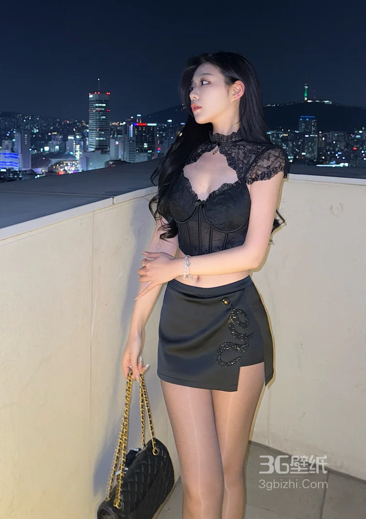 夜晚城市，高挑身材，颜值美女黑色紧身蕾丝内衣短裙阳台美拍照片3