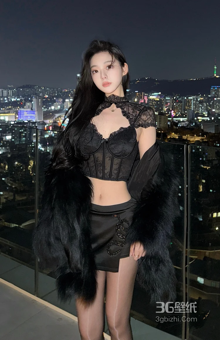 夜晚城市，高挑身材，颜值美女黑色紧身蕾丝内衣短裙阳台美拍照片4