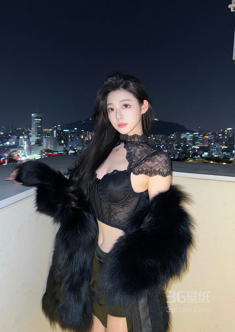 夜晚城市，高挑身材，颜值美女黑色紧身蕾丝内衣短裙阳台美拍照片6
