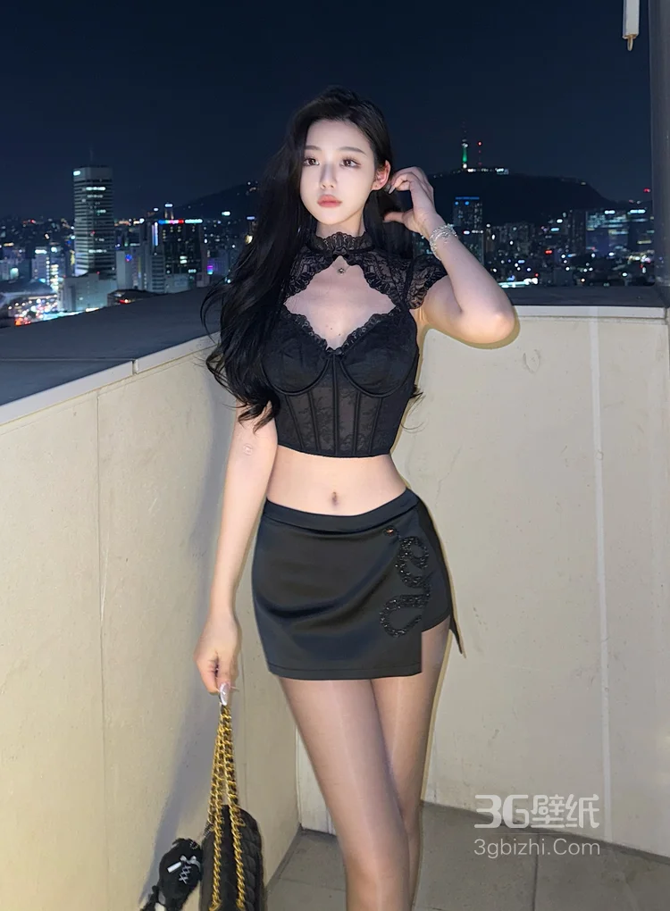 夜晚城市，高挑身材，颜值美女黑色紧身蕾丝内衣短裙阳台美拍照片2