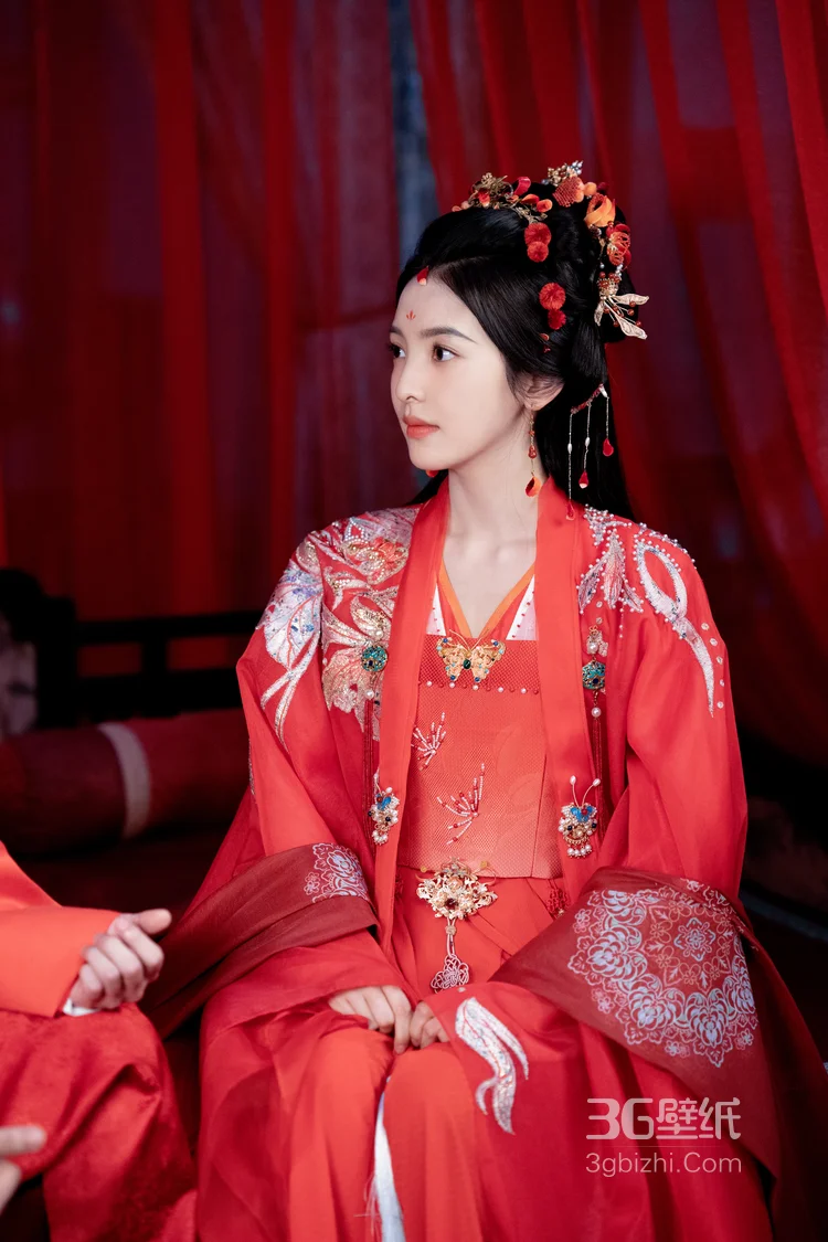 以血为注，奋命一搏，章若楠《淮水竹亭》饰演人物杨雁古装红衣受伤妆凄美剧照花絮图片6