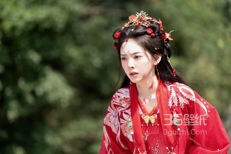 以血为注，奋命一搏，章若楠《淮水竹亭》饰演人物杨雁古装红衣受伤妆凄美剧照花絮图片9