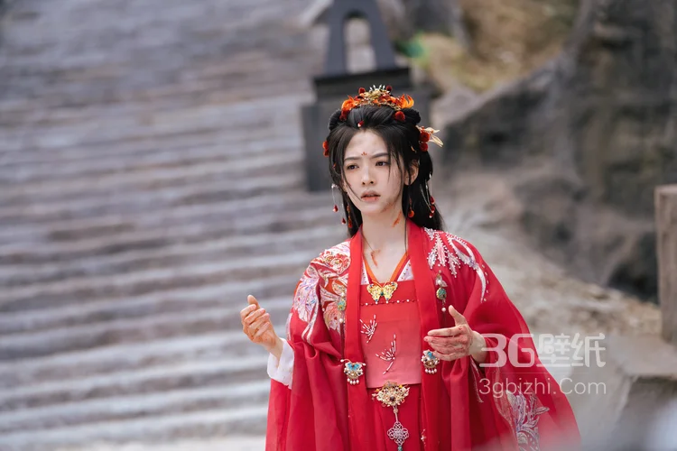 以血为注，奋命一搏，章若楠《淮水竹亭》饰演人物杨雁古装红衣受伤妆凄美剧照花絮图片14