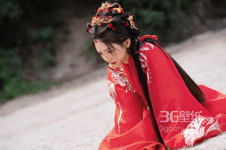 以血为注，奋命一搏，章若楠《淮水竹亭》饰演人物杨雁古装红衣受伤妆凄美剧照花絮图片12