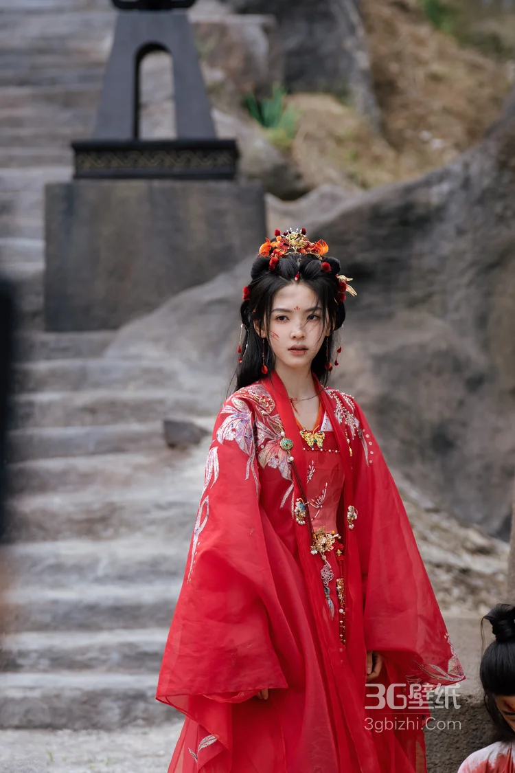 以血为注，奋命一搏，章若楠《淮水竹亭》饰演人物杨雁古装红衣受伤妆凄美剧照花絮图片3