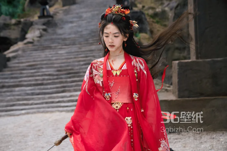 以血为注，奋命一搏，章若楠《淮水竹亭》饰演人物杨雁古装红衣受伤妆凄美剧照花絮图片5