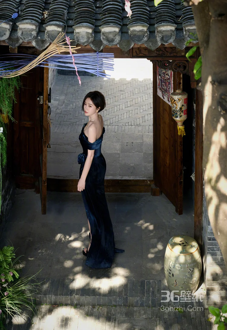 秦岚阳光初夏，手持浅油纸伞古庭院落复古优雅写真6