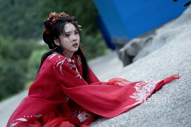 以血为注，奋命一搏，章若楠《淮水竹亭》饰演人物杨雁古装红衣受伤妆凄美剧照花絮图片10