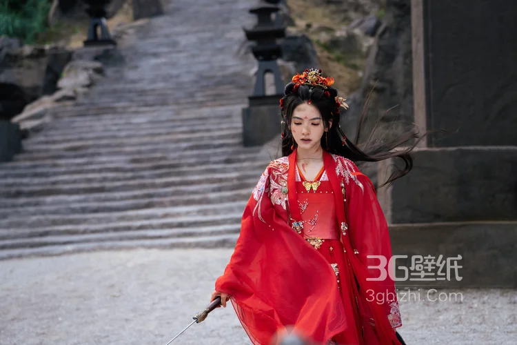 以血为注，奋命一搏，章若楠《淮水竹亭》饰演人物杨雁古装红衣受伤妆凄美剧照花絮图片2