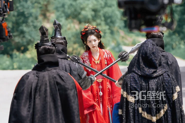 以血为注，奋命一搏，章若楠《淮水竹亭》饰演人物杨雁古装红衣受伤妆凄美剧照花絮图片7