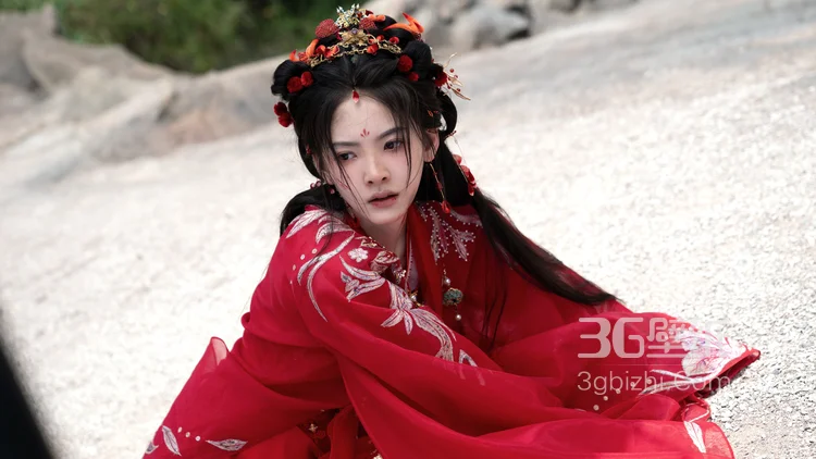 以血为注，奋命一搏，章若楠《淮水竹亭》饰演人物杨雁古装红衣受伤妆凄美剧照花絮图片13