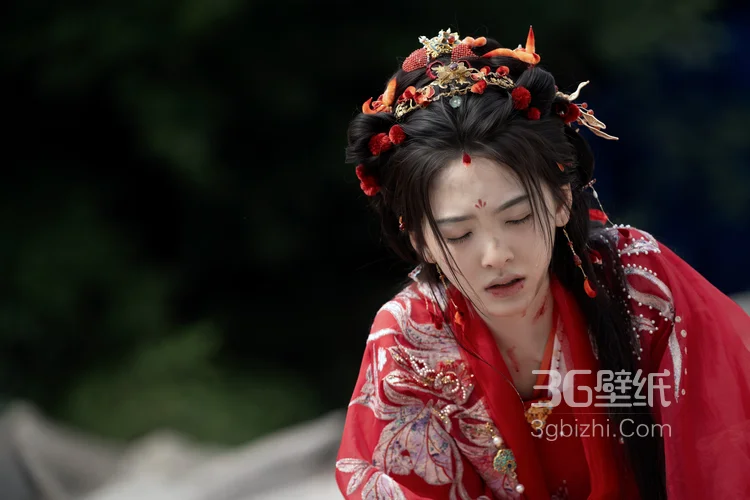 以血为注，奋命一搏，章若楠《淮水竹亭》饰演人物杨雁古装红衣受伤妆凄美剧照花絮图片15