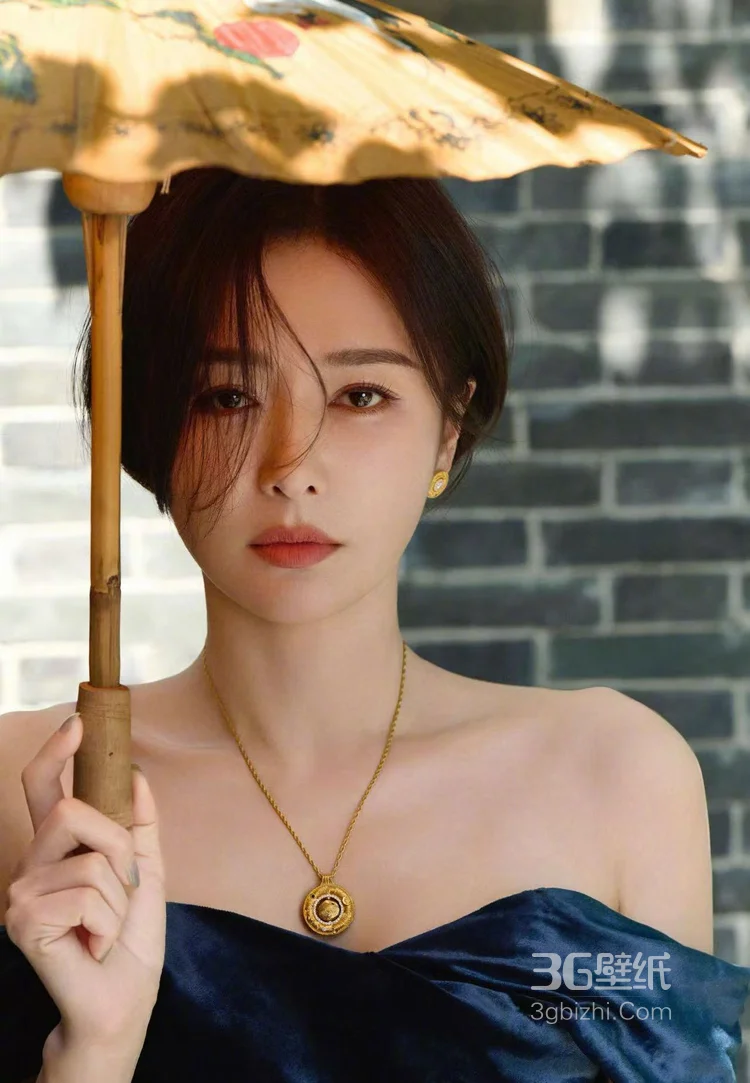 秦岚阳光初夏，手持浅油纸伞古庭院落复古优雅写真4