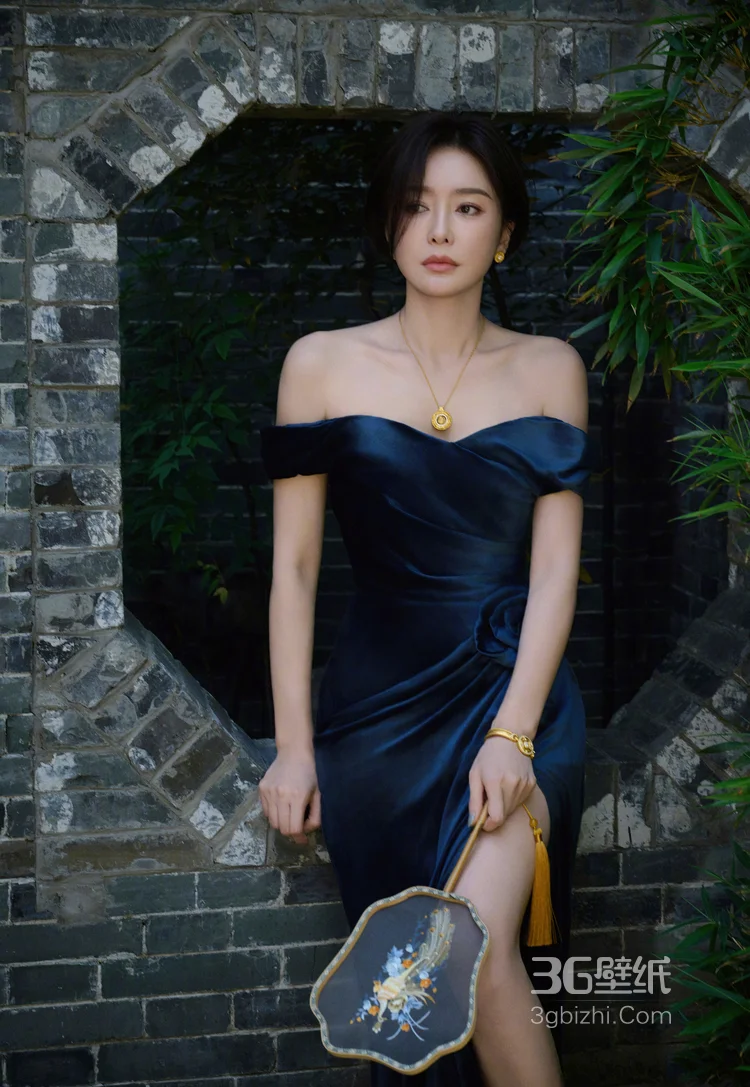 秦岚阳光初夏，手持浅油纸伞古庭院落复古优雅写真2