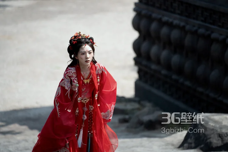 以血为注，奋命一搏，章若楠《淮水竹亭》饰演人物杨雁古装红衣受伤妆凄美剧照花絮图片11