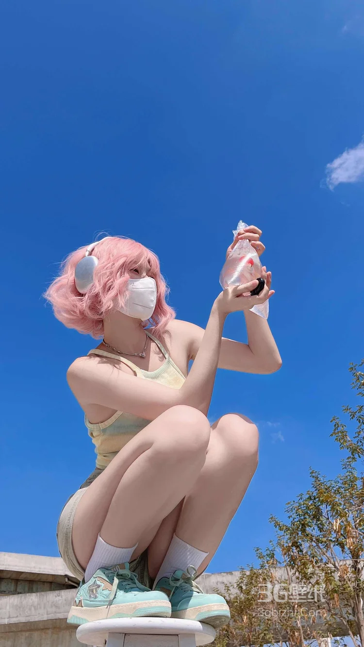 蓝天下，超火的，染着粉色短发，穿着紧身牛仔短裤的美女小姐姐高清手机壁纸图集8