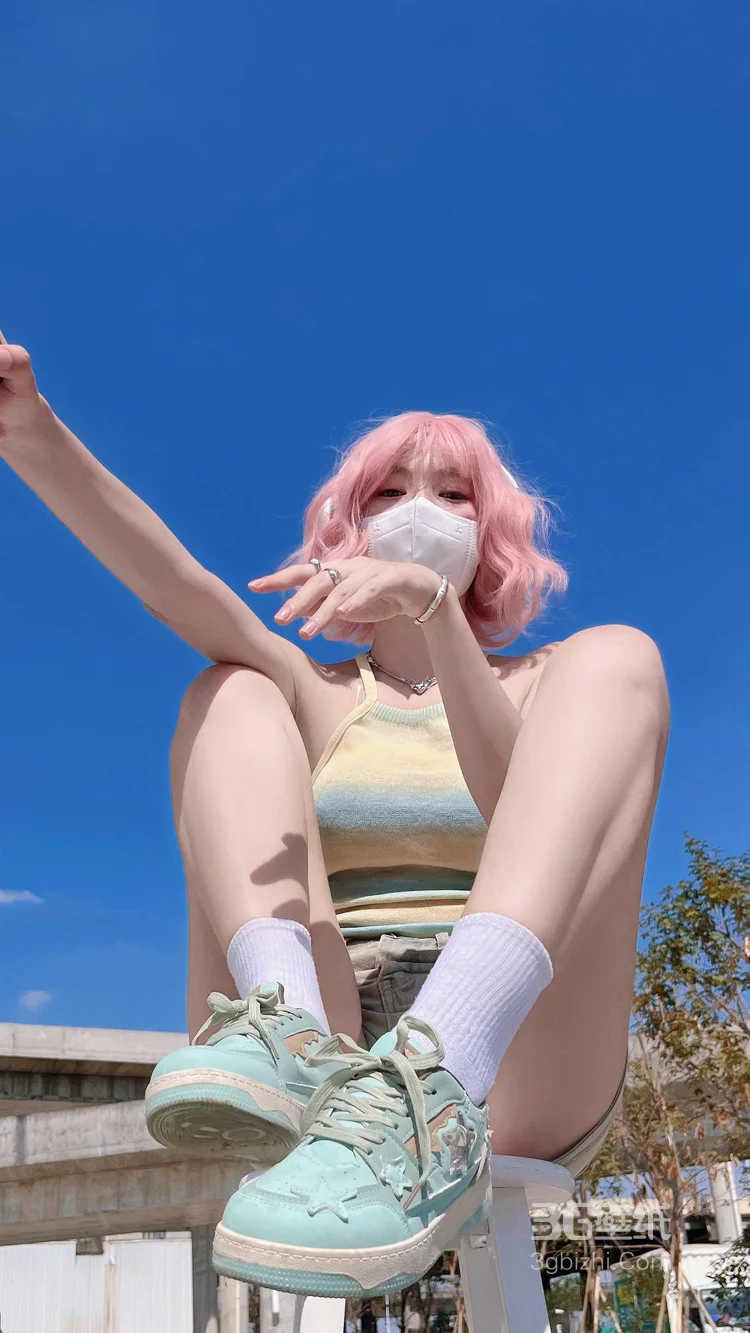 蓝天下，超火的，染着粉色短发，穿着紧身牛仔短裤的美女小姐姐高清手机壁纸图集3