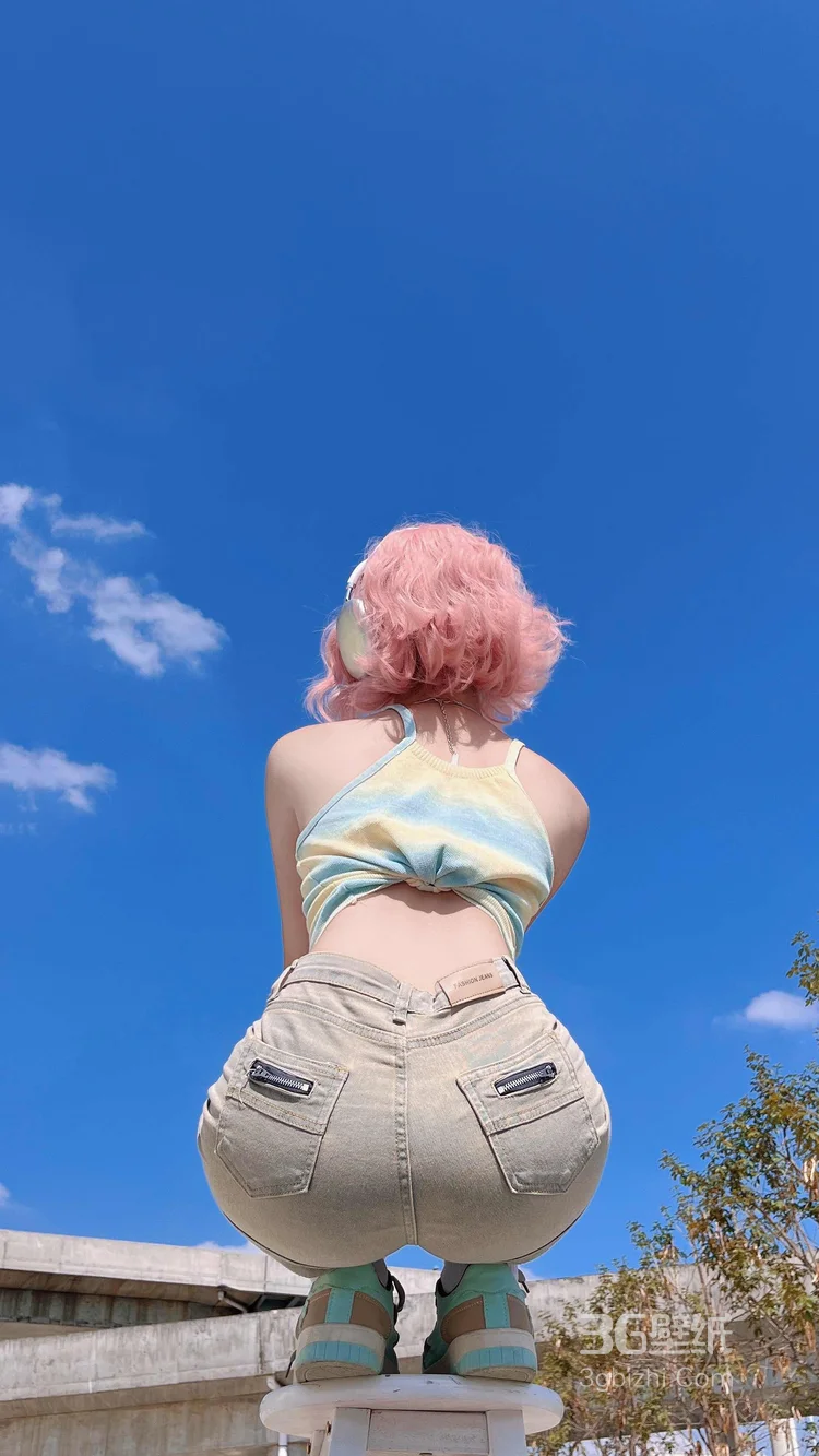 蓝天下，超火的，染着粉色短发，穿着紧身牛仔短裤的美女小姐姐高清手机壁纸图集6