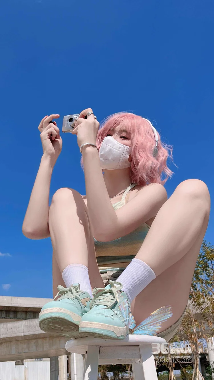 蓝天下，超火的，染着粉色短发，穿着紧身牛仔短裤的美女小姐姐高清手机壁纸图集2
