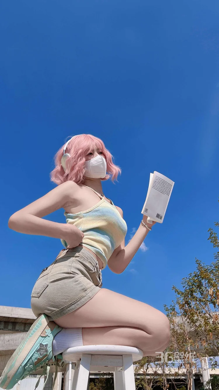 蓝天下，超火的，染着粉色短发，穿着紧身牛仔短裤的美女小姐姐高清手机壁纸图集5