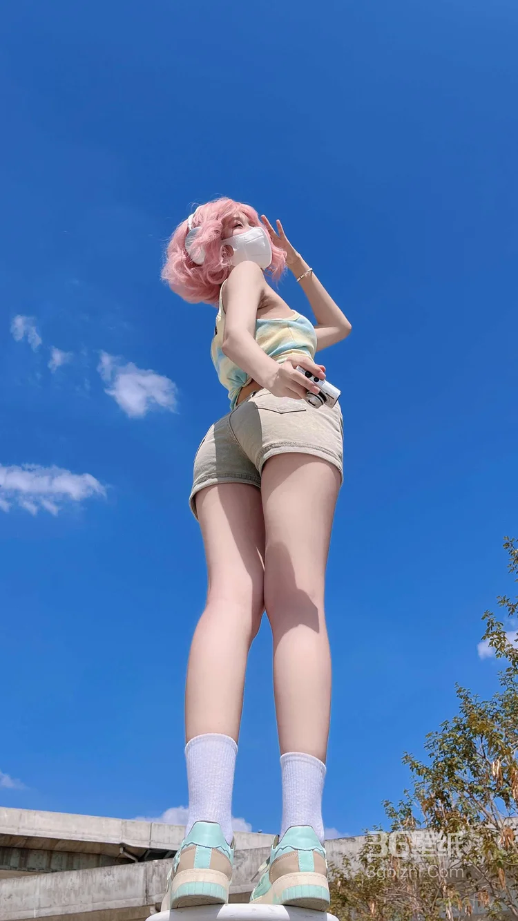 蓝天下，超火的，染着粉色短发，穿着紧身牛仔短裤的美女小姐姐高清手机壁纸图集4