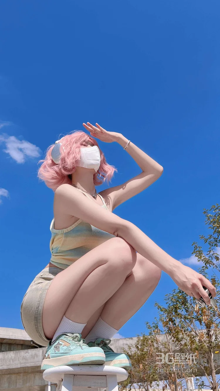 蓝天下，超火的，染着粉色短发，穿着紧身牛仔短裤的美女小姐姐高清手机壁纸图集9