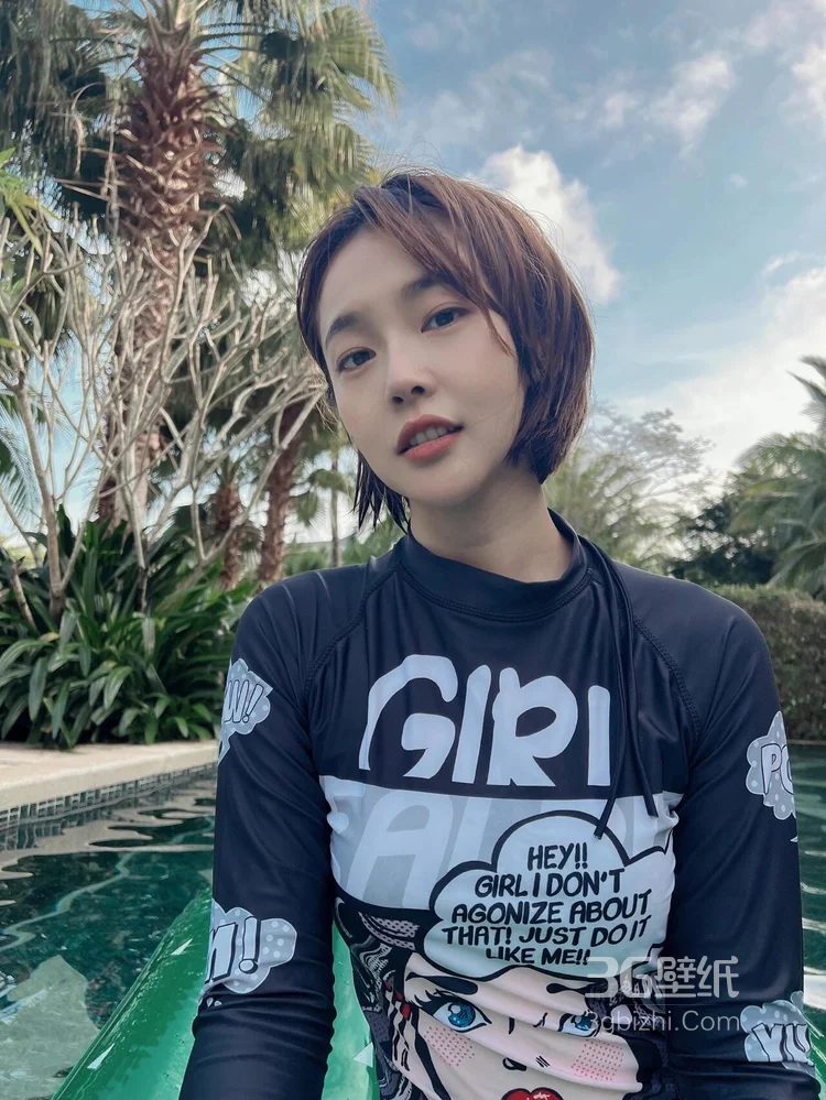 张佳宁身着紧身泳装，泳池里玩玩具水枪可爱照片5