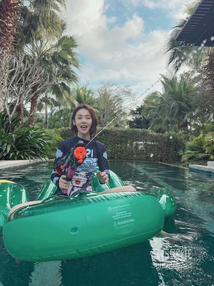 张佳宁身着紧身泳装，泳池里玩玩具水枪可爱照片8