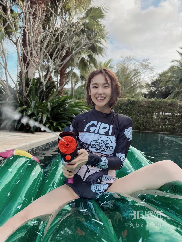张佳宁身着紧身泳装，泳池里玩玩具水枪可爱照片9
