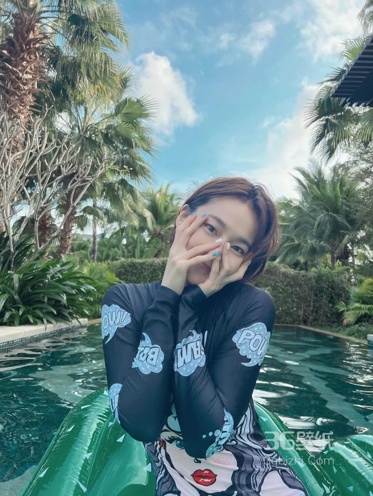 张佳宁身着紧身泳装，泳池里玩玩具水枪可爱照片4