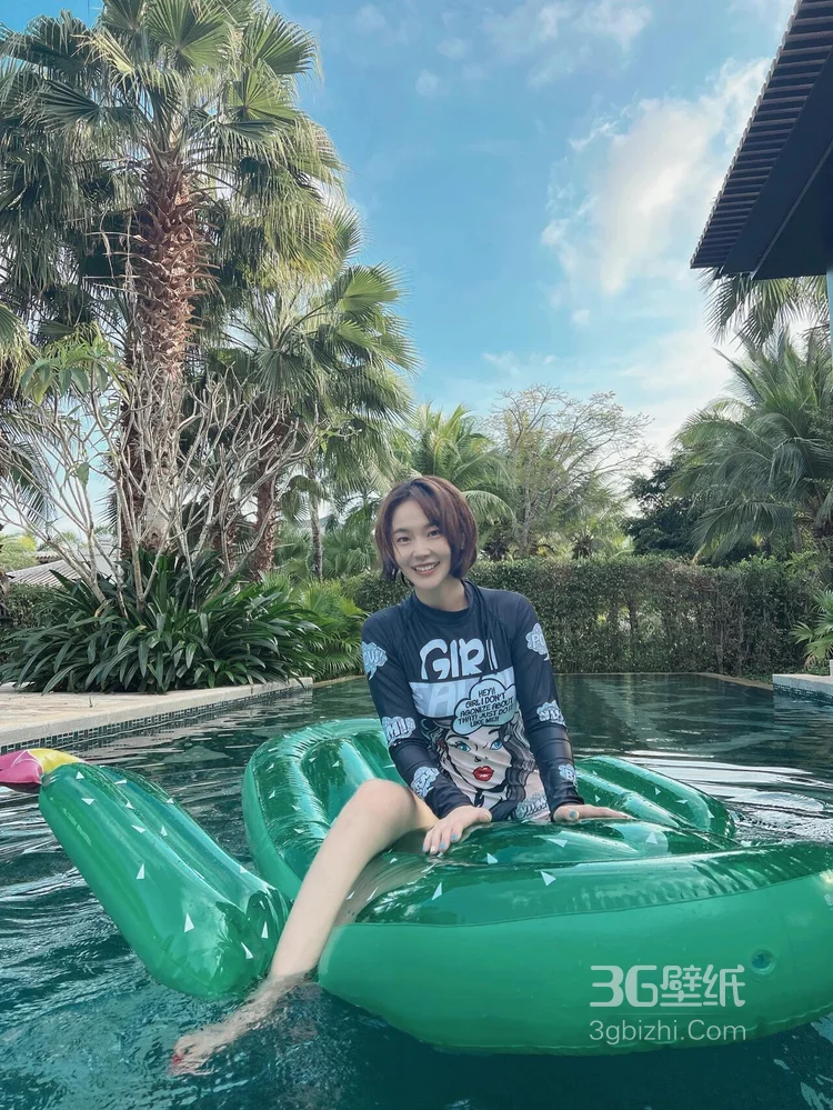 张佳宁身着紧身泳装，泳池里玩玩具水枪可爱照片2