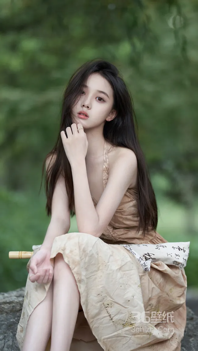 美女李瑜裙装户外超高清8k手机壁纸1