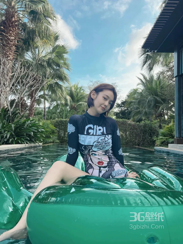 张佳宁身着紧身泳装，泳池里玩玩具水枪可爱照片3